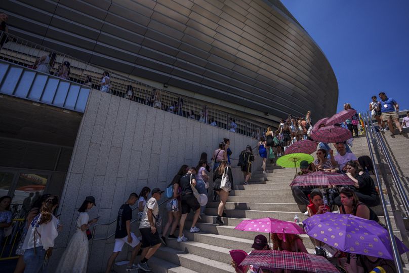 Les fans de Taylor Swift font la queue pour entrer dans le stade Santiago Bernabeu de Madrid en mai 2024.