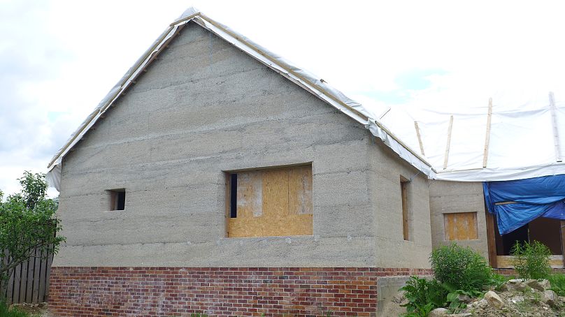 Une nouvelle maison en béton de chanvre coulé sur place en construction