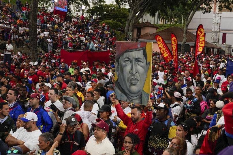 Des fidèles du gouvernement brandissent une affiche de l'ancien président Hugo Chavez devant le palais présidentiel lors d'un rassemblement en soutien à la réélection du président Nicolas Maduro.