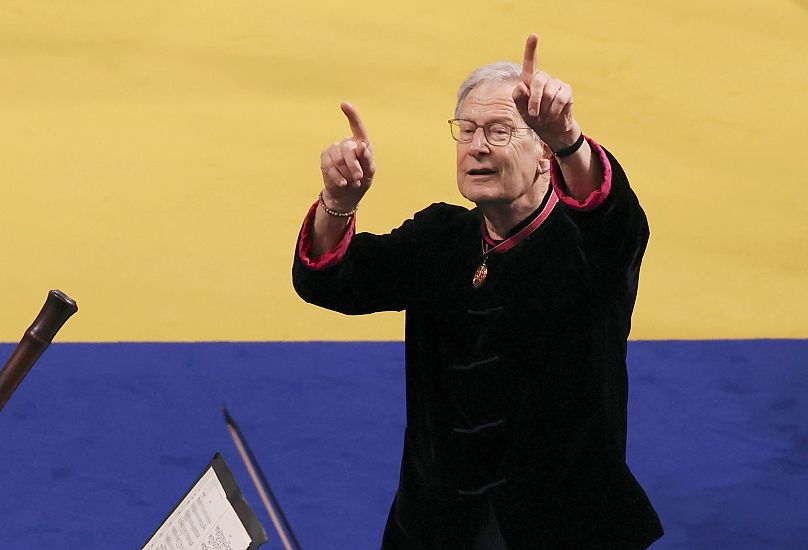 Le chef d'orchestre John Eliot Gardiner dirige les musiciens lors de leur performance à l'abbaye de Westminster, avant le couronnement du roi Charles III et de Camilla, la reine consort, à Londres