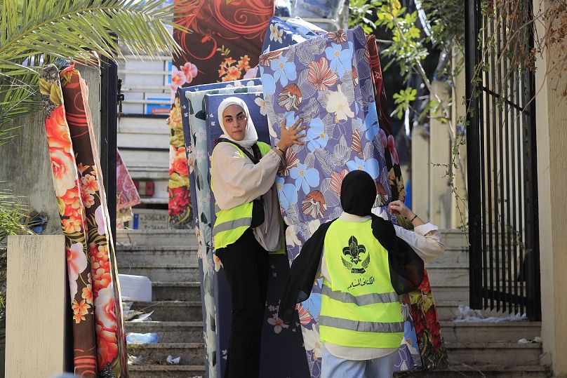 Des scouts volontaires musulmans transportent des matelas dans une école tandis que les personnes fuyant les frappes aériennes israéliennes dans le sud se réfugient à Sidon, au Liban, le mercredi 25 septembre 2024.