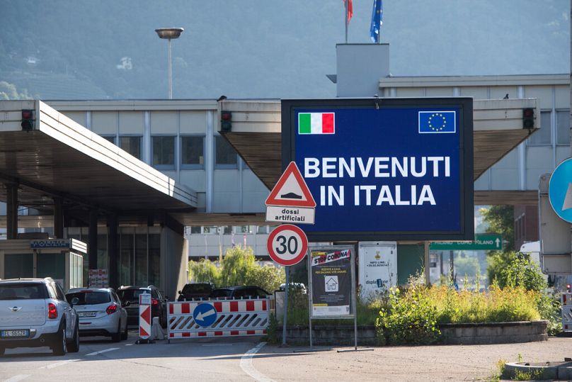 Des voitures traversent la frontière italo-suisse.