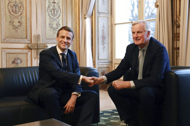 Le président français Emmanuel Macron, à gauche, serre la main du négociateur en chef de l'Union européenne pour le Brexit, Michel Barnier, au palais de l'Élysée à Paris, le vendredi 31 janvier 2020.