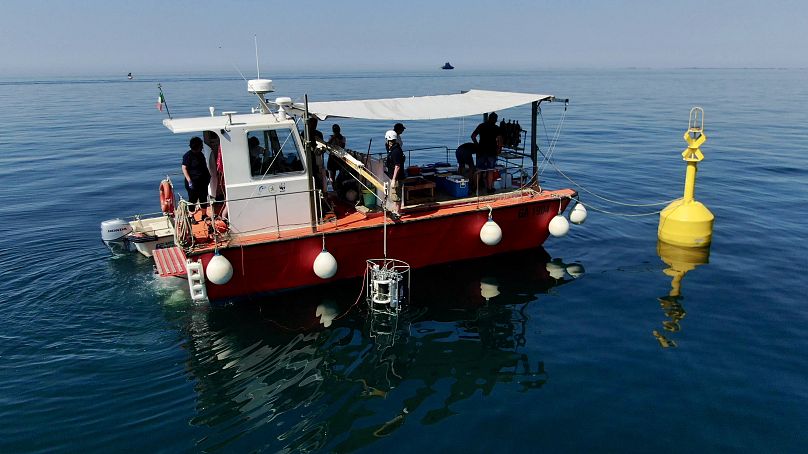 Un navire de l'Institut national d'océanographie et de géophysique appliquée prélève des échantillons dans l'Adriatique 