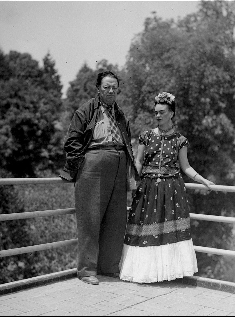 Le muraliste mexicain Diego Rivera et Frida Kahlo photographiés sur un balcon de leur maison à Mexico, le 13 avril 1939.