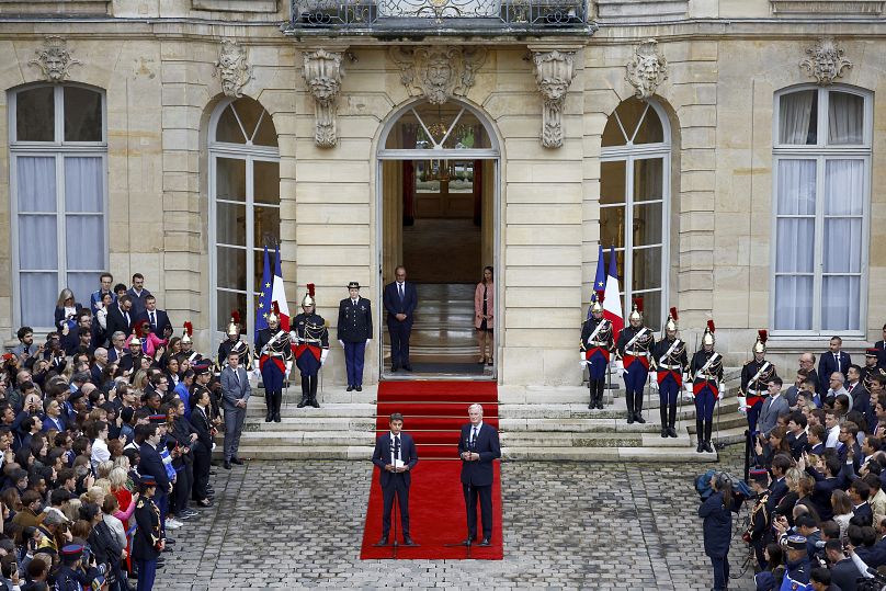 Le Premier ministre français sortant Gabriel Attal, au centre gauche, et le nouveau Premier ministre Michel Barnier s'expriment lors de la cérémonie de passation de pouvoir à Paris, le 5 septembre 2024