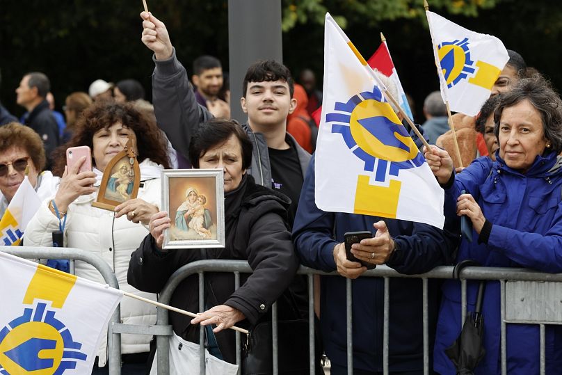 Attente fidèle du pape François sur la place de Metz à Luxembourg au premier jour de la visite de quatre jours de François au Luxembourg et en Belgique, le jeudi 26 septembre 2024.