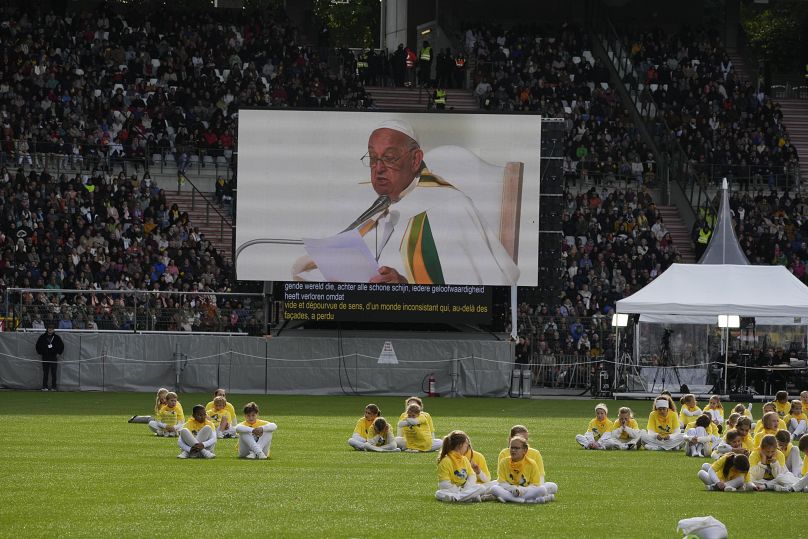 Des fidèles écoutent la messe du pape François au Stade Roi Baudouin à Bruxelles, le 29 septembre 2024