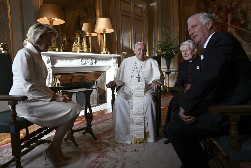 Le pape François, au centre, s'entretient avec le roi Philippe de Belgique, à droite, et la reine Mathilde au château de Laeken, en Belgique, le vendredi 26 septembre 2024.