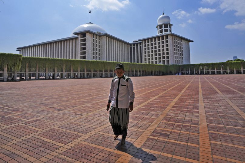 Un homme marche à la mosquée Istiqlal après les prières du vendredi à Jakarta, en Indonésie, le vendredi 9 août 2024.