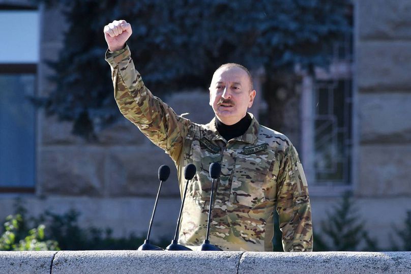 Sur cette photo fournie par le bureau de presse présidentiel d'Azerbaïdjan, le président azerbaïdjanais Ilham Aliyev s'exprime lors d'un défilé à Khankendi, capitale de l'ancienne république séparatiste.