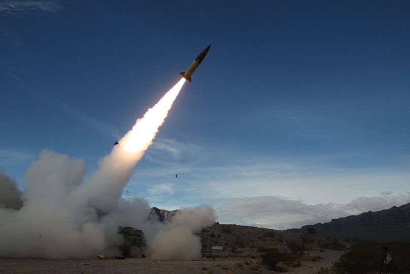 Des soldats américains effectuent des essais de tir réel avec une première version du système ATACMS au White Sands Missile Range, le 14 décembre 2021