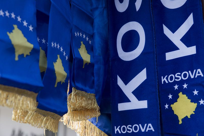 Des foulards aux couleurs du drapeau national du Kosovo sont exposés à la vente sur la place principale de Pristina, le 17 février 2018