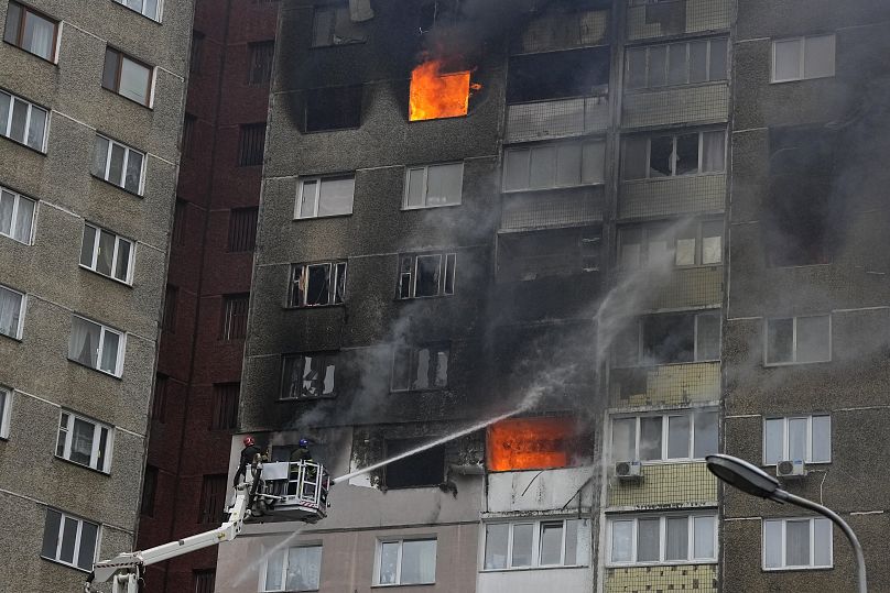 Les pompiers s'efforcent d'éteindre un incendie dans un immeuble d'appartements après une attaque de missiles et de drones russes à Kiev, le 7 février 2024