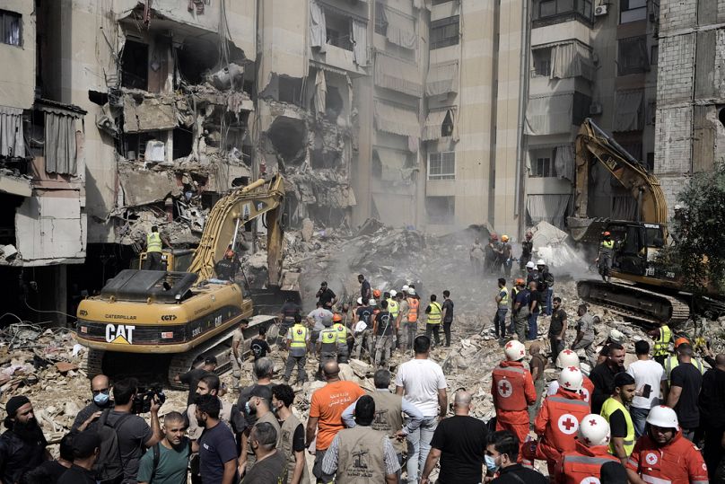 Les secouristes utilisent des excavatrices pour nettoyer les décombres du site d'une frappe israélienne dans la banlieue sud de Beyrouth.