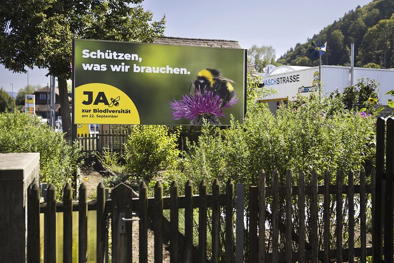 Une affiche de la campagne du Oui est visible dans un jardin avant un référendum sur la biodiversité qui doit avoir lieu le 22 septembre à Belp, en Suisse, samedi. 