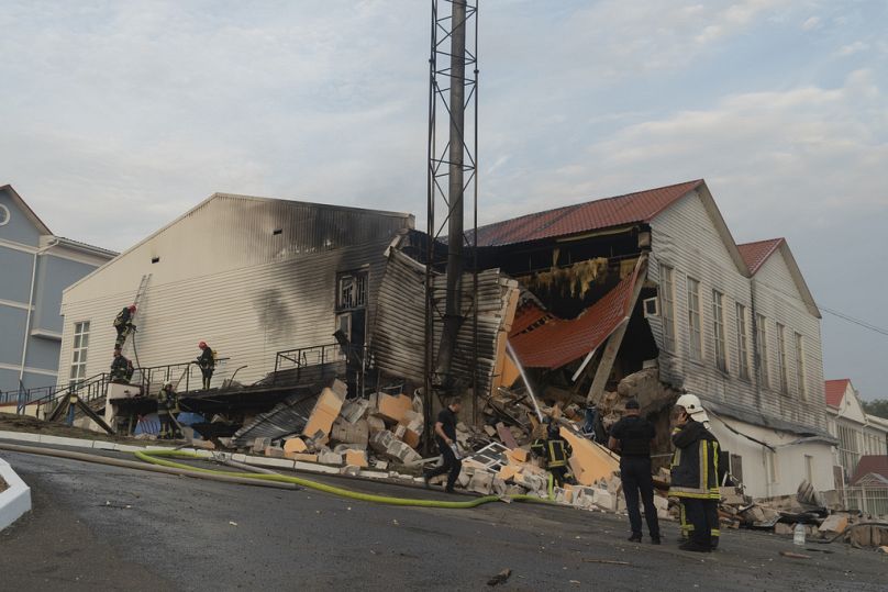 Les pompiers éteignent un incendie après qu'une roquette a touché un bâtiment d'un établissement d'enseignement supérieur dans la capitale ukrainienne Kiev, le lundi 2 septembre 2024.