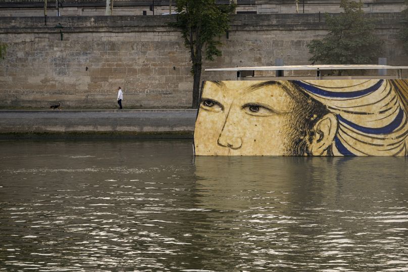 Des reproductions d'œuvres d'art décorent les berges de la Seine aux Jeux olympiques d'été de 2024, le mardi 30 juillet 2024, à Paris, en France. 