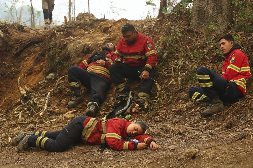 Les pompiers se reposent pendant une pause dans leur lutte contre les incendies à la périphérie de Sever do Vouga, une ville du nord du Portugal.