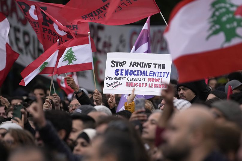 Des gens se rassemblent lors d'une manifestation pro-Liban alors que les frappes aériennes israéliennes s'intensifient dans le sud du Liban, le 29 septembre 2024.