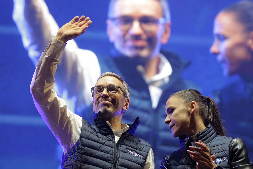 Le chef du Parti de la Liberté, Herbert Kickl, salue ses partisans lors d'un dernier événement de campagne électorale à Vienne, le 27 septembre 2024.