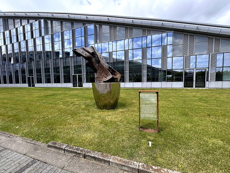 Un vestige des Twin Towers est exposé à l'extérieur du siège de l'OTAN en hommage à la solidarité de l'alliance après les attentats du 11 septembre.