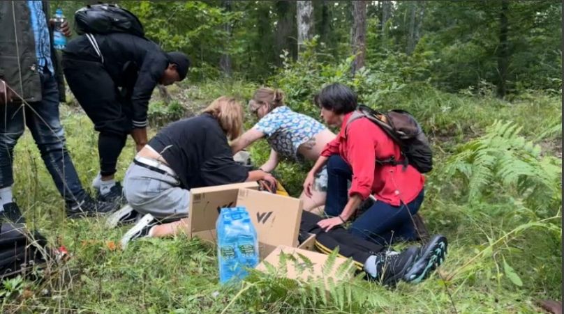 La journaliste Valérie Gauriat avec des bénévoles d'ONG qui aident les migrants à la frontière entre la Pologne et la Biélorussie 