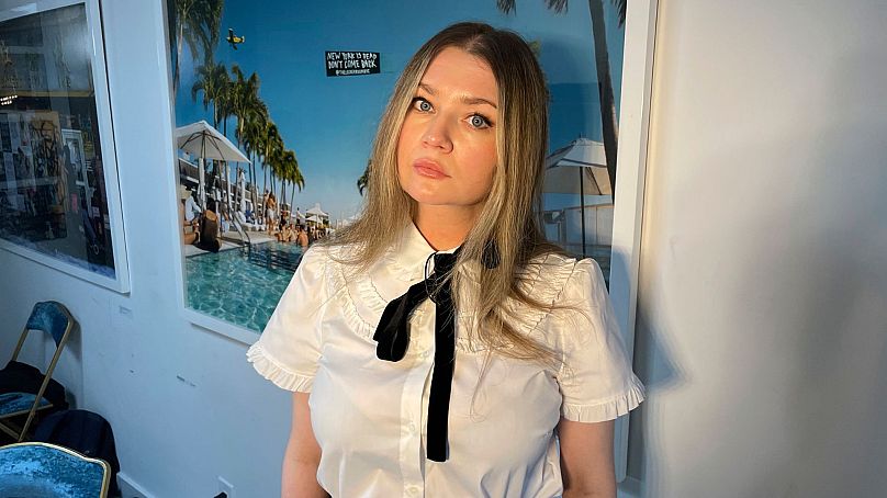 Anna Delvey, également connue sous le nom d'Anna Sorokin, pose dans son appartement à New York le 26 mai 2023, pour promouvoir son podcast, « The Anna Delvey Show ».