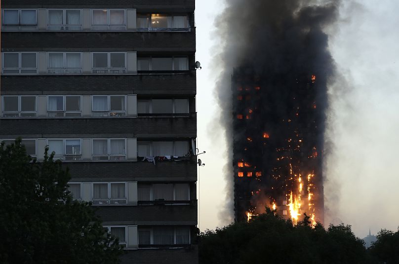 DOSSIER - Sur cette photo d'archive du mercredi 14 juin 2017, de la fumée et des flammes s'élèvent de la tour Grenfell, à Londres. 