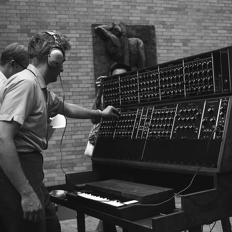 Robert Moog, 35 ans, effectue les derniers réglages sur le synthétiseur Moog avant un concert de jazz au Museum of Modern Art, 1969