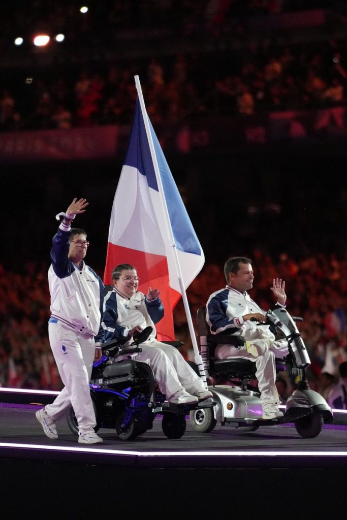 Chère équipe de France, merci infiniment. 75 médailles et tant d'émotions partagées. Vous nous avez fait rêver, porté haut nos couleurs et fait battre nos cœurs.Vous êtes la fierté de la Nation qui vous donne rendez-vous le 14 septembre