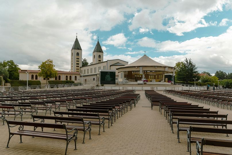 En 1981, six enfants et adolescents ont rapporté avoir eu des visions de la Vierge sur une colline de Međugorje, située dans la région viticole d'Herzégovine.