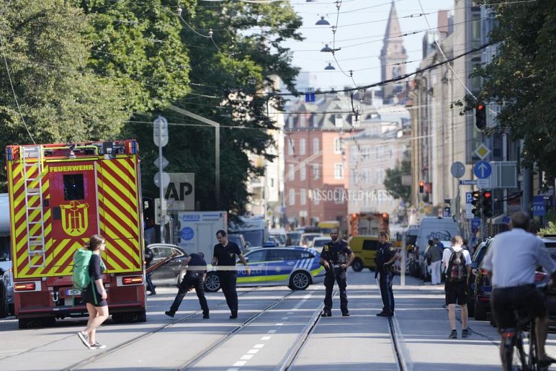 Des policiers bloquent une rue après que la police a tiré sur une personne suspecte près du consulat israélien et d'un musée sur l'histoire de la ville à l'époque nazie à Munich