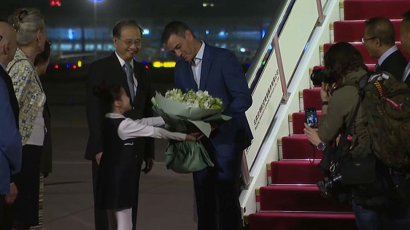 Le Premier ministre espagnol Pedro Sánchez est accueilli à l'aéroport de Pékin, le 8 septembre 2024