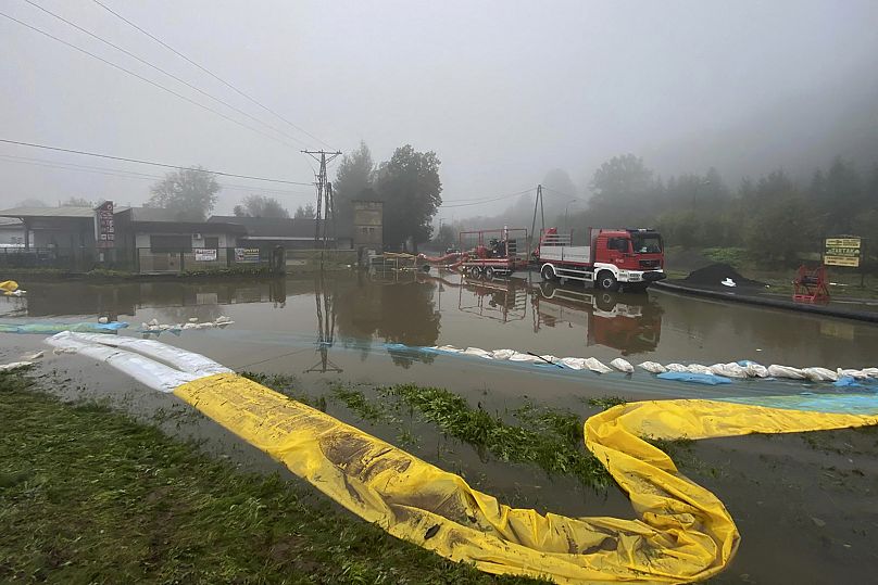 Les pompiers pompent l'eau et la boue des rues de la ville et aident à nettoyer la ville de Głogow qui a été frappée par une forte vague de crue.