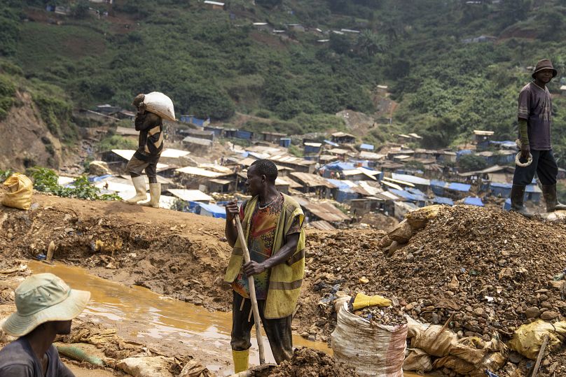 Des mineurs d'or au travail dans la ville de Kamituga, dans la province du Sud-Kivu à l'est du Congo, le 5 septembre 2024