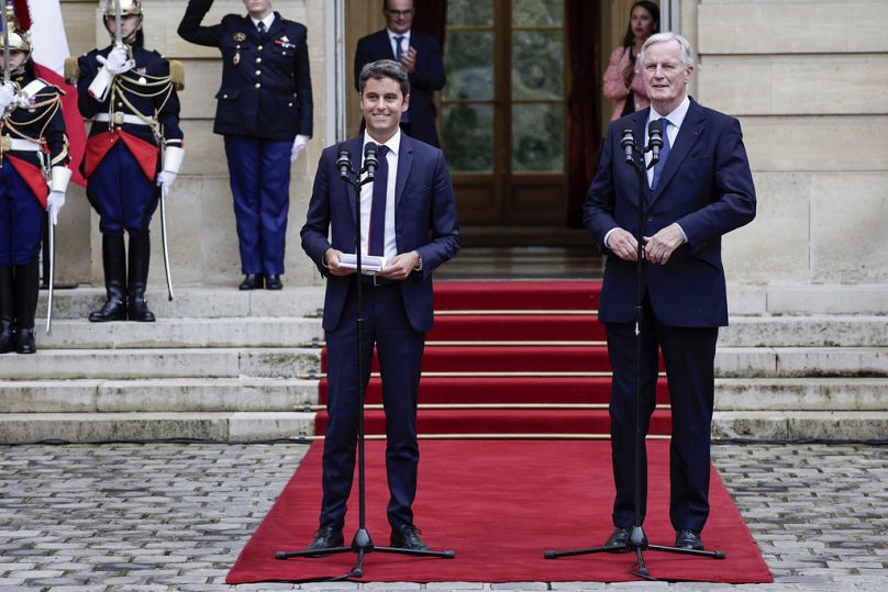 Le nouveau Premier ministre français Michel Barnier, à droite, et le Premier ministre sortant Gabriel Attal, à gauche, prononcent un discours lors de la cérémonie de passation de pouvoir à Paris