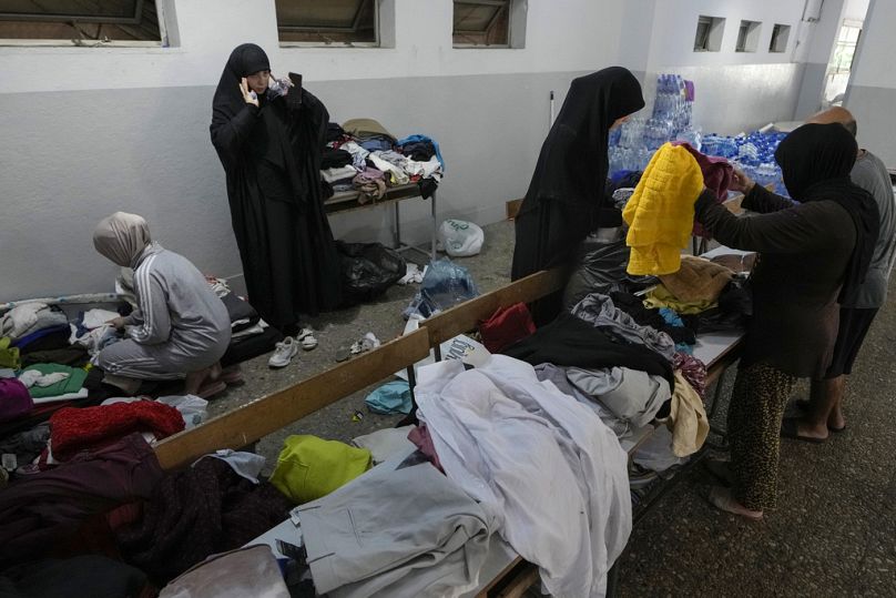 Des bénévoles distribuent des vêtements aux femmes déplacées dans une école de Beyrouth, le jeudi 26 septembre 2024. 