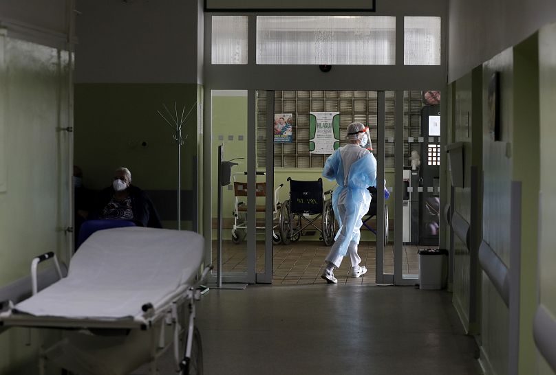 Un agent de santé marche dans le couloir d'un hôpital à Kyjov, en République tchèque.