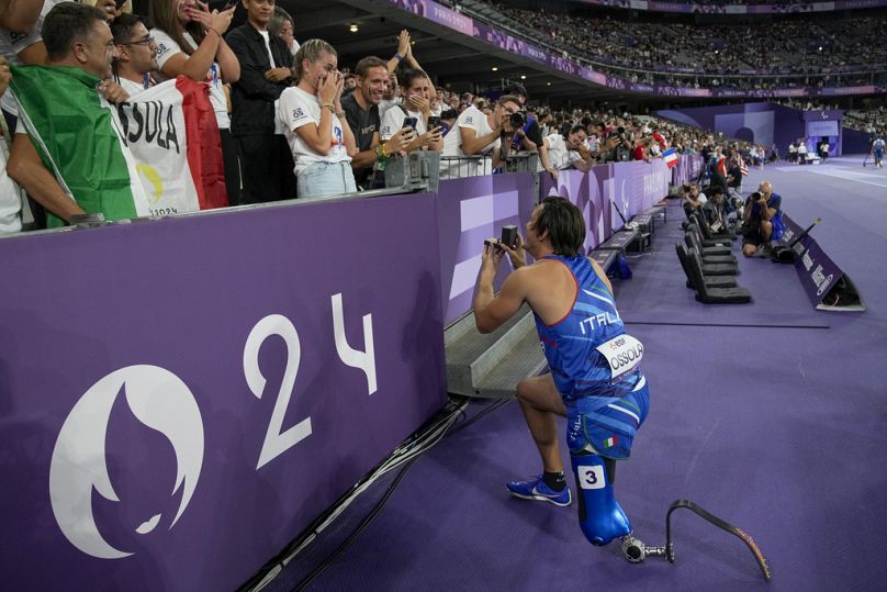 L'Italien Alessandro Ossola demande sa petite amie en mariage après avoir concouru au 100 m masculin T63 lors des Jeux paralympiques de 2024, le dimanche 1er septembre 2024, à Paris, en France