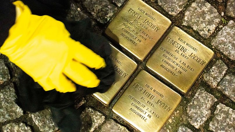 Un homme polit des Stolpersteine ​​à la veille du 85e anniversaire du pogrom antijuif des nazis en 1938, à Berlin - 8 novembre 2023