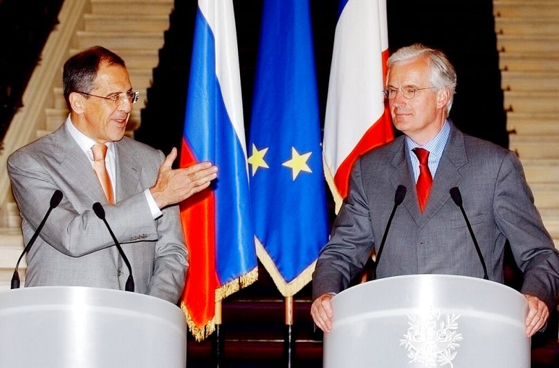 Le ministre français des Affaires étrangères Michel Barnier, à droite, et son homologue russe Sergueï Lavrov tiennent une conférence de presse conjointe au Quai d'Orsay à Paris, le vendredi 16 juillet 2004.