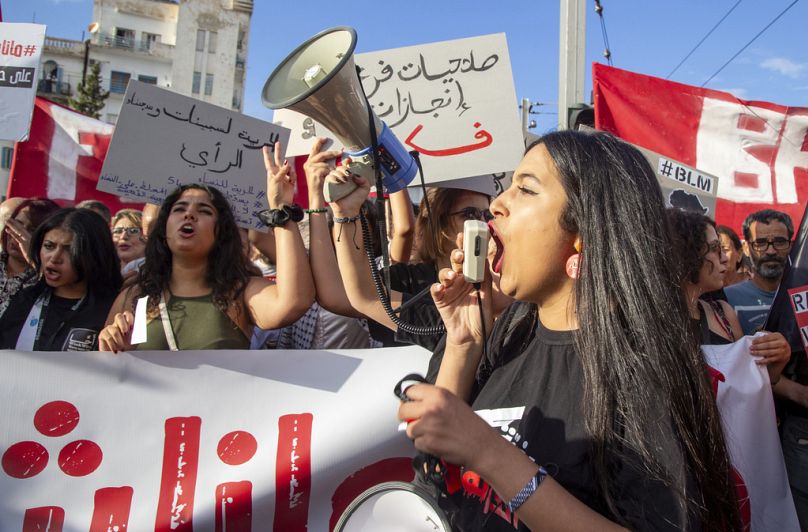 Des Tunisiens participent à une manifestation contre le président Kais Saied à l'approche des prochaines élections présidentielles, le vendredi 13 septembre 2024