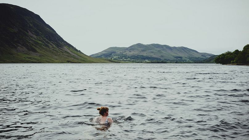 Le programme de cinq jours comprend une baignade matinale quotidienne dans le froid du lac d'eau douce. 