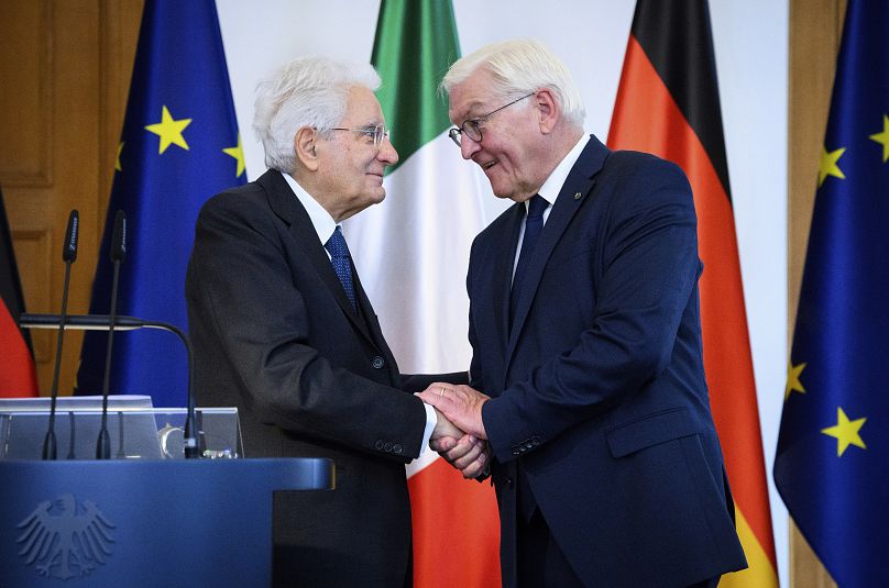 Le président allemand Frank-Walter Steinmeier, à droite, et le président italien Sergio Mattarella se serrent la main après une conférence de presse à Berlin, le 27 septembre 2024.