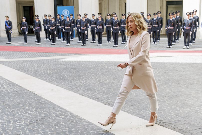 La Première ministre italienne Giorgia Meloni marche avant sa rencontre avec le président azerbaïdjanais Ilham Aliyev, au Palazzo Chigi, à Rome, le jeudi 5 septembre 2024