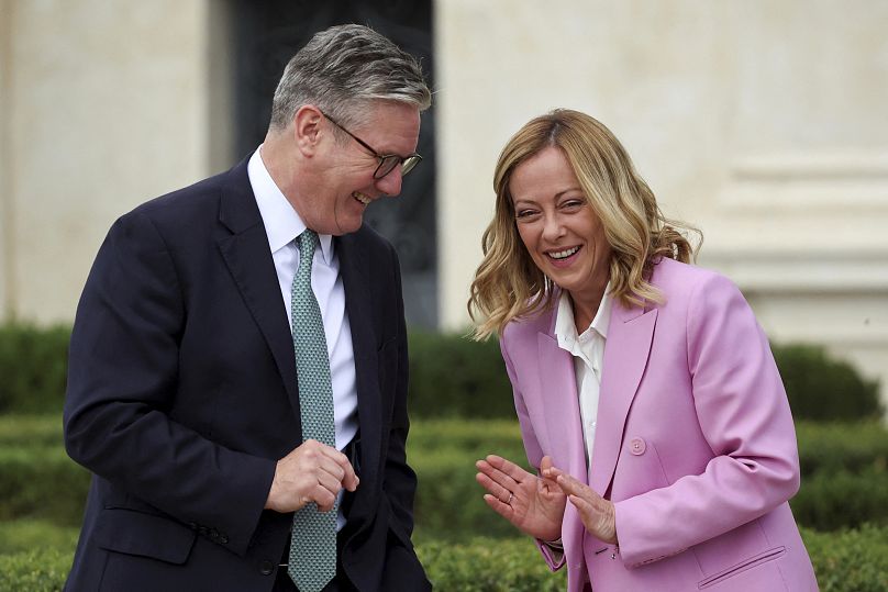 Le Premier ministre italien Giorgia Meloni et le Premier ministre britannique Keir Starmer partagent un rire à l'occasion de leur rencontre à la Villa Doria Pamphilj à Rome.