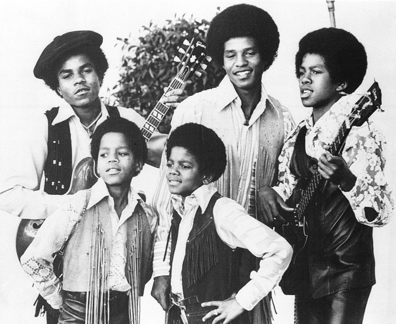 Les Jackson 5 : Marlon Jackson, devant à gauche ; Tito Jackson, derrière à gauche ; Jackie Jackson, derrière au centre ; Jermaine Jackson, derrière à droite ; Michael Jackson, au centre