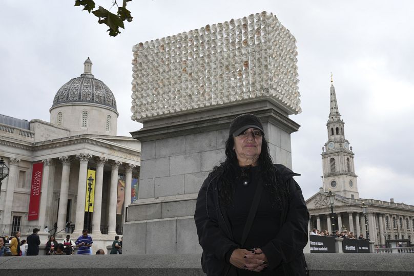 L'artiste mexicaine Teresa Margolles pose devant son œuvre 