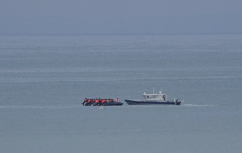 Un bateau soupçonné d'être avec des migrants est escorté par un navire de la gendarmerie nationale française au large de la plage de Wimereux, en France, le mercredi 4 septembre 2024.